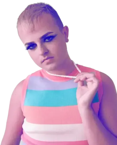 Persona con cabello corto teñido de rosa, sosteniendo un collar de perlas, con sostén con la bandera trans